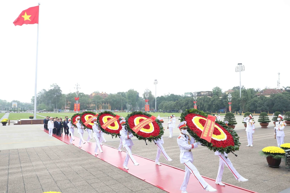 Nhân kỷ niệm 48 năm Ngày Giải phóng miền Nam, thống nhất đất nước (30/4/1975-30/4/2023), sáng 28/4, lãnh đạo, nguyên lãnh đạo Đảng, Nhà nước đã đặt vòng hoa và vào Lăng viếng Chủ tịch Hồ Chí Minh. (Ảnh: Minh Đức/TTXVN)