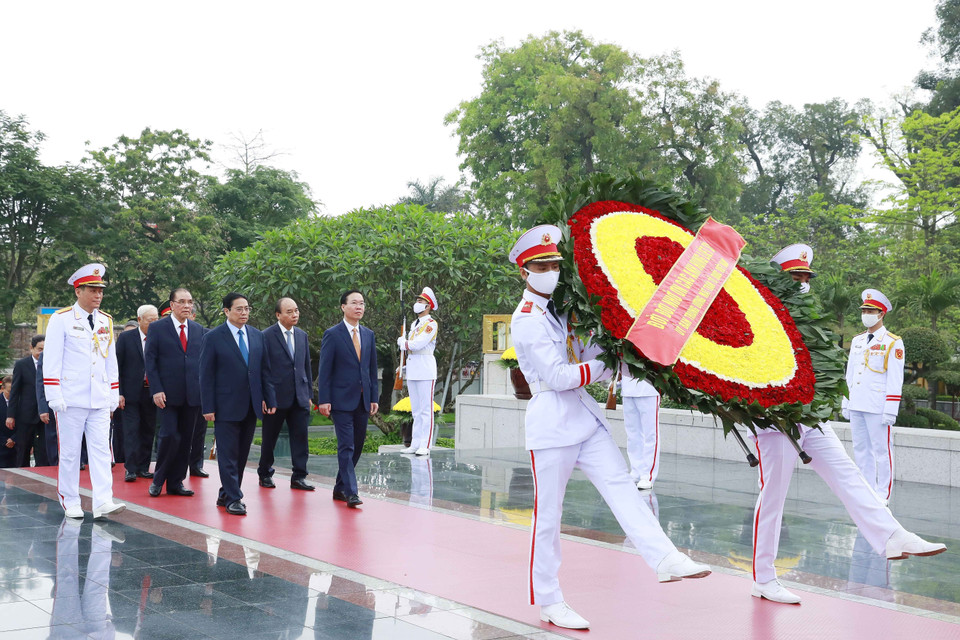 Đoàn đại biểu lãnh đạo Đảng, Nhà nước đến đặt vòng hoa tại Đài tưởng niệm các Anh hùng liệt sỹ. (Ảnh: An Đăng/TTXVN)
