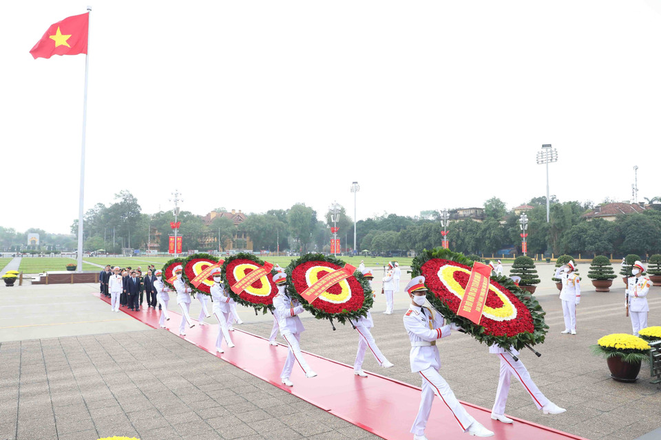 Nhân kỷ niệm 48 năm Ngày Giải phóng miền Nam, thống nhất đất nước (30/4/1975-30/4/2023), sáng 28/4, lãnh đạo, nguyên lãnh đạo Đảng, Nhà nước đã đặt vòng hoa và vào Lăng viếng Chủ tịch Hồ Chí Minh. (Ảnh: Minh Đức/TTXVN)