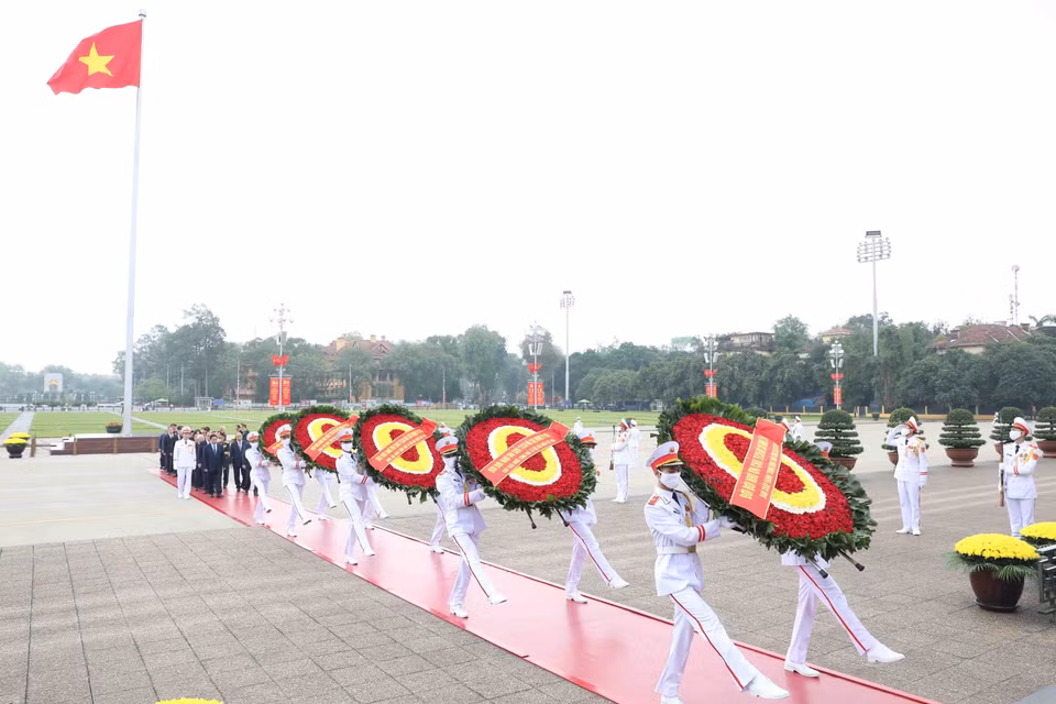 Nhân kỷ niệm 48 năm Ngày Giải phóng miền Nam, thống nhất đất nước (30/4/1975-30/4/2023), sáng 28/4, lãnh đạo, nguyên lãnh đạo Đảng, Nhà nước đã đặt vòng hoa và vào Lăng viếng Chủ tịch Hồ Chí Minh. (Ảnh: Minh Đức/TTXVN)