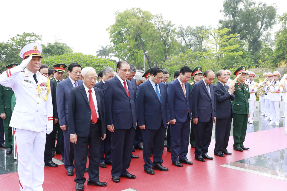 Các lãnh đạo Đảng, Nhà nước tưởng niệm các Anh hùng liệt sỹ. (Ảnh: An Đăng/TTXVN)