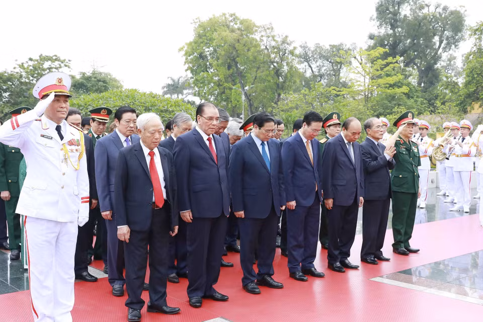 Các lãnh đạo Đảng, Nhà nước tưởng niệm các Anh hùng liệt sỹ. (Ảnh: An Đăng/TTXVN)