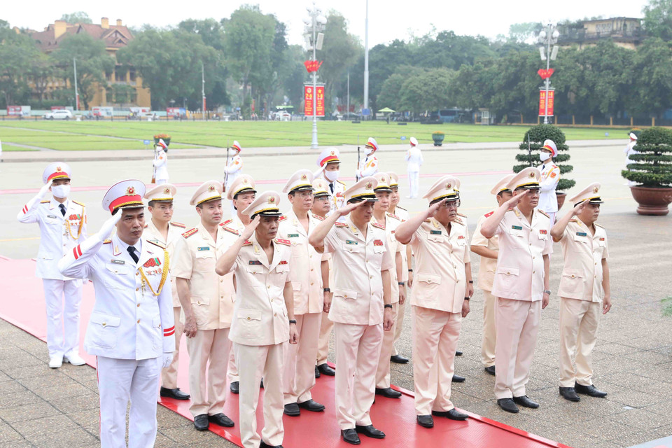 Đoàn đại biểu Đảng ủy Công an Trung ương và Bộ Công an thành kính tưởng nhớ Chủ tịch Hồ Chí Minh. (Ảnh: Minh Đức/TTXVN)