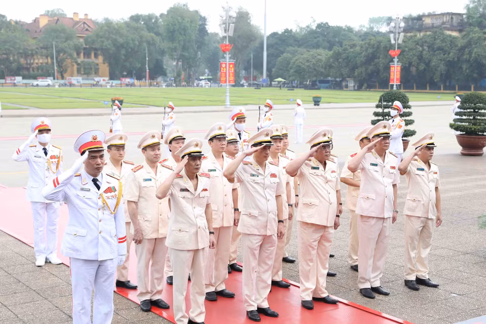 Đoàn đại biểu Đảng ủy Công an Trung ương và Bộ Công an thành kính tưởng nhớ Chủ tịch Hồ Chí Minh. (Ảnh: Minh Đức/TTXVN)