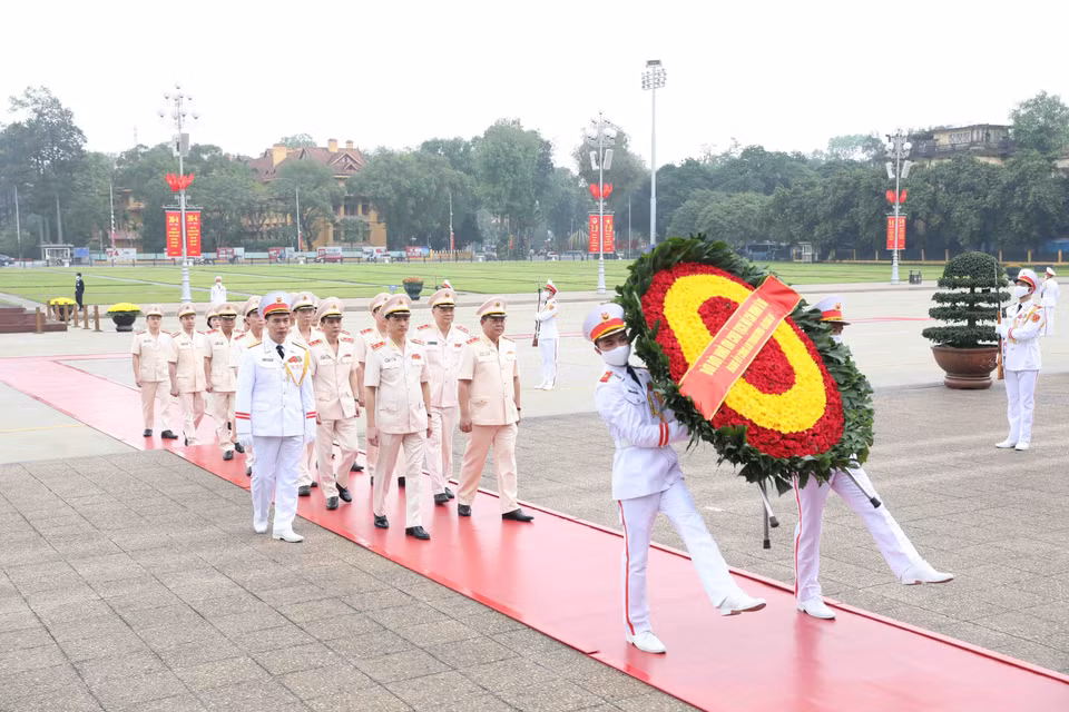 Đoàn đại biểu Đảng ủy Công an Trung ương và Bộ Công an vào Lăng viếng Chủ tịch Hồ Chí Minh. (Ảnh: Minh Đức/TTXVN)