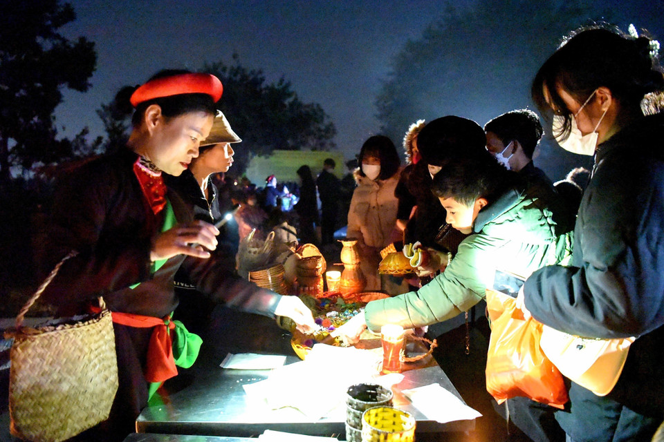 Đêm 25/1 đến rạng sáng 26/1/2023 (tức đêm mùng 4 đến rạng sáng mùng 5 Tết Qúy Mão), tại khu Xuân Ổ, phường Võ Cường, thành phố Bắc Ninh diễn ra phiên chợ âm dương. (Ảnh: Đinh Văn Nhiều/TTXVN) 