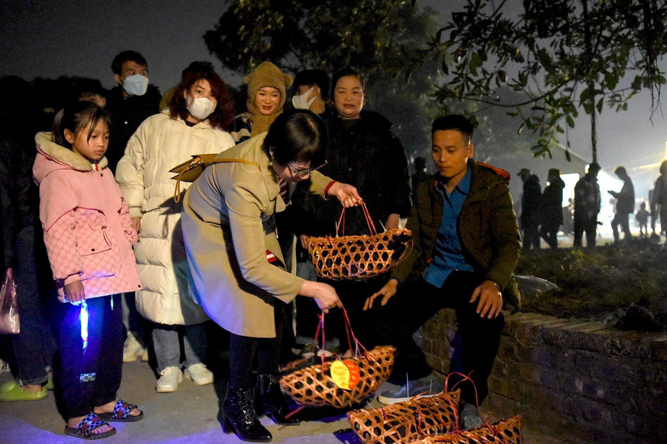 Mua bán gà đen tại chợ âm dương. (Ảnh: Đinh Văn Nhiều/TTXVN)