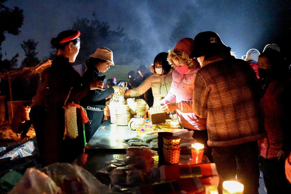 Theo truyền ngôn từ gần hai nghìn năm trước, phiên chợ âm dương - nơi người dương và người dưới âm phủ gặp nhau vào mùng 4, mùng 5 tháng Giêng hàng năm - là để cầu may mắn, an ủi, động viên nhau trút bỏ muộn phiền, đổi buồn lấy vui, mua may bán rủi. (Ảnh: Đinh Văn Nhiều/TTXVN)