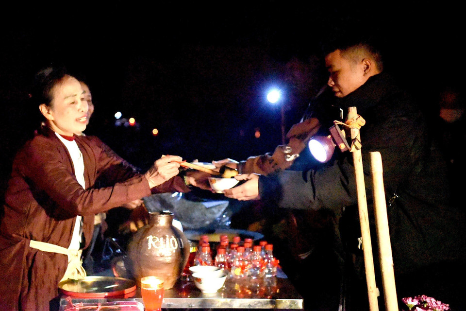 Hoạt động mua bán tại chợ âm dương. (Ảnh: Đinh Văn Nhiều/TTXVN)