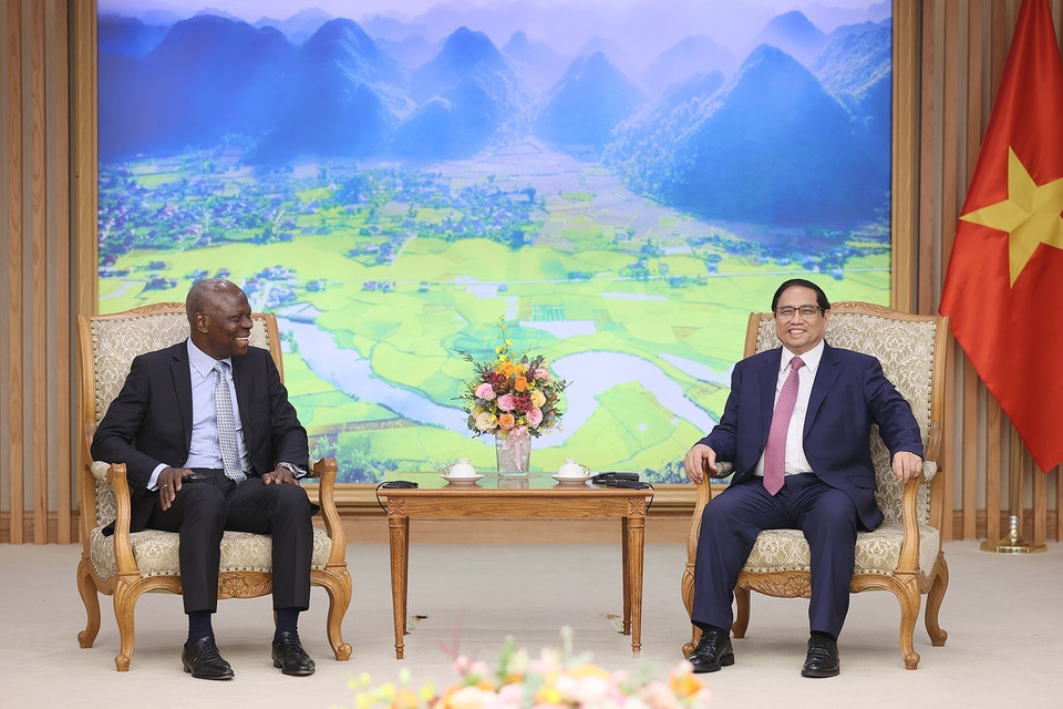 Hình ảnh Thủ tướng Phạm Minh Chính tiếp Tổng Giám đốc Tổ chức Lao động Quốc tế (ILO) Gilbert F. Houngbo. (Ảnh: Dương Giang/TTXVN)