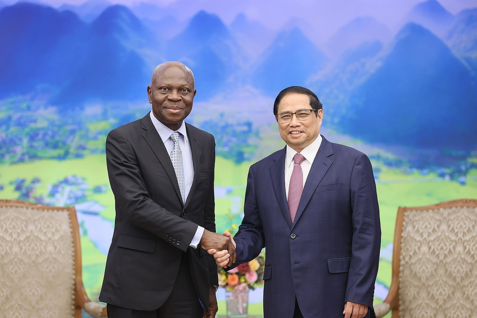 Thủ tướng Phạm Minh Chính và Tổng Giám đốc Tổ chức Lao động Quốc tế (ILO) Gilbert F. Houngbo. (Ảnh: Dương Giang/TTXVN)