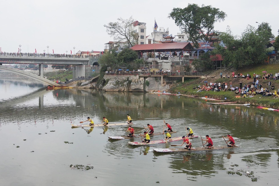 Các đội đua bè mảng trên sông Kỳ Cùng. (Ảnh: Anh Tuấn/TTXVN)
