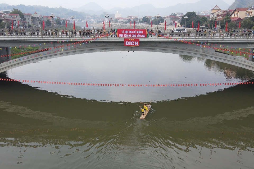 Đội về đích tại vòng đua bè mảng. (Ảnh: Anh Tuấn/TTXVN)