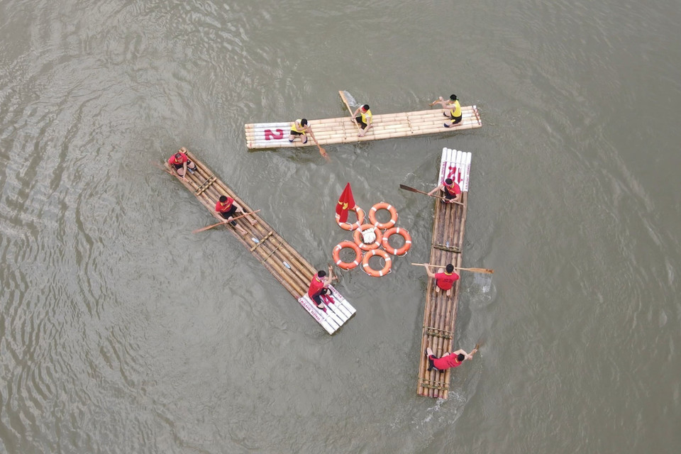 Các đội đua thực hiện động tác quay bè 3 vòng trước khi về đích. (Ảnh: Anh Tuấn/TTXVN)