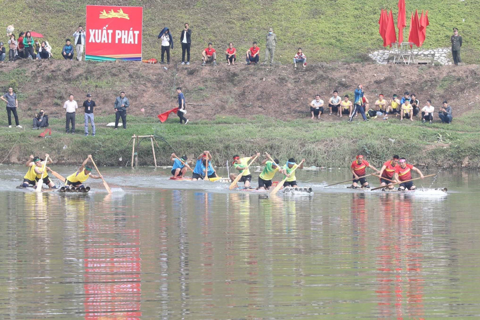 Các đội tham gia đua bè xuất phát. (Ảnh: Anh Tuấn/TTXVN)