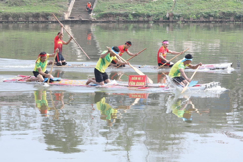 Các tay chèo dồn sức chèo nhanh và đều để đưa bè vượt lên phía trước. (Ảnh: Anh Tuấn/TTXVN)