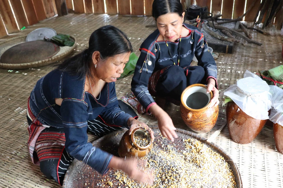 Nguyên liệu làm rượu cần gồm hạt Cào, bắp, cơm lúa rẫy được trộn đều, hong cho nguội. (Ảnh: Hồng Điệp/TTXVN)