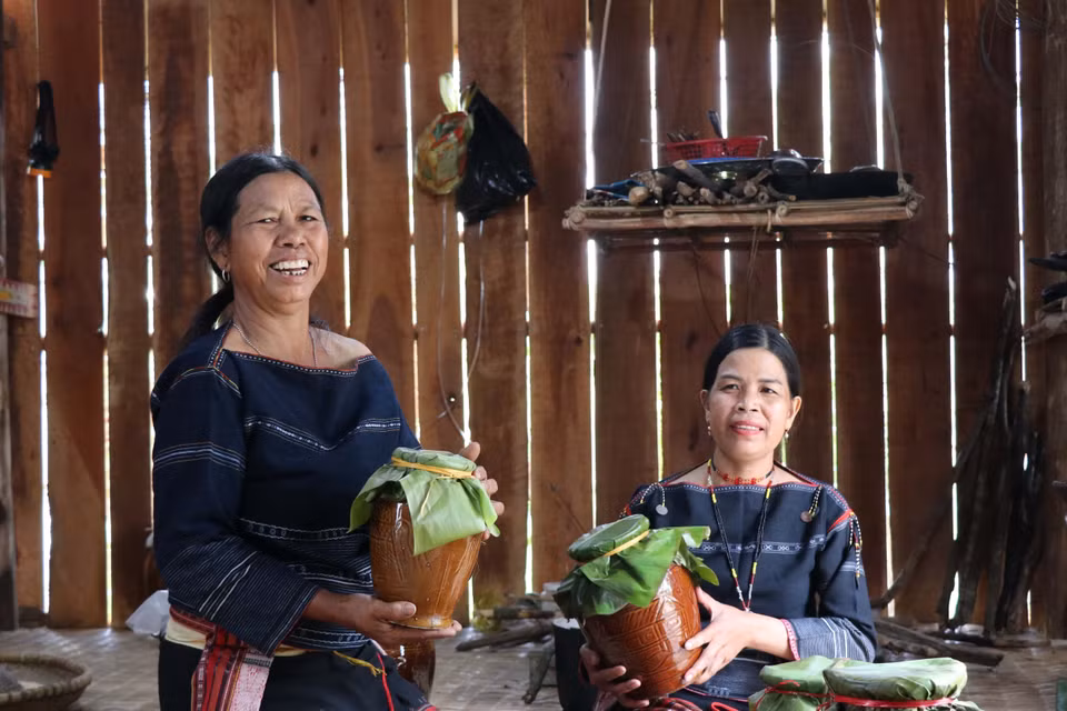 Rượu ghè, thức uống không thể thiếu trong các mùa lễ hội của người dân tộc thiểu số Tây Nguyên. (Ảnh: Hồng Điệp/TTXVN)