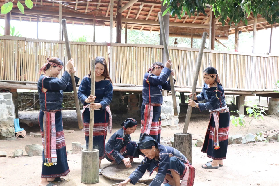 Dịp cuối năm, phụ nữ trong làng tập trung về cùng chuẩn bị các công đoạn làm rượu ghè để dùng trong ngày Tết. (Ảnh: Hồng Điệp/TTXVN)