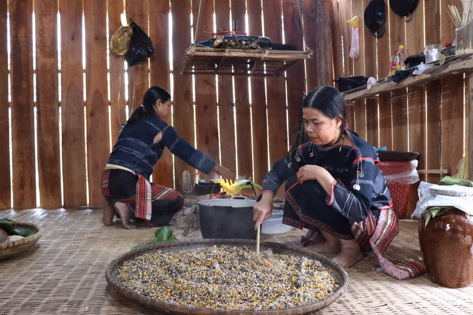 Nguyên liệu làm rượu cần gồm hạt Cào, bắp, cơm lúa rẫy được trộn đều, hong cho nguội. (Ảnh: Hồng Điệp/TTXVN)