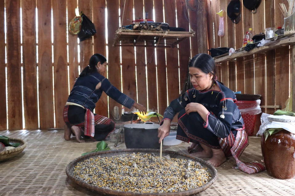 Nguyên liệu làm rượu cần gồm hạt Cào, bắp, cơm lúa rẫy được trộn đều, hong cho nguội. (Ảnh: Hồng Điệp/TTXVN)