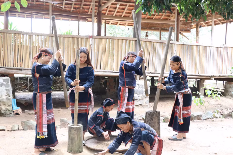 Dịp cuối năm, phụ nữ trong làng tập trung về cùng chuẩn bị các công đoạn làm rượu ghè để dùng trong ngày Tết. (Ảnh: Hồng Điệp/TTXVN)