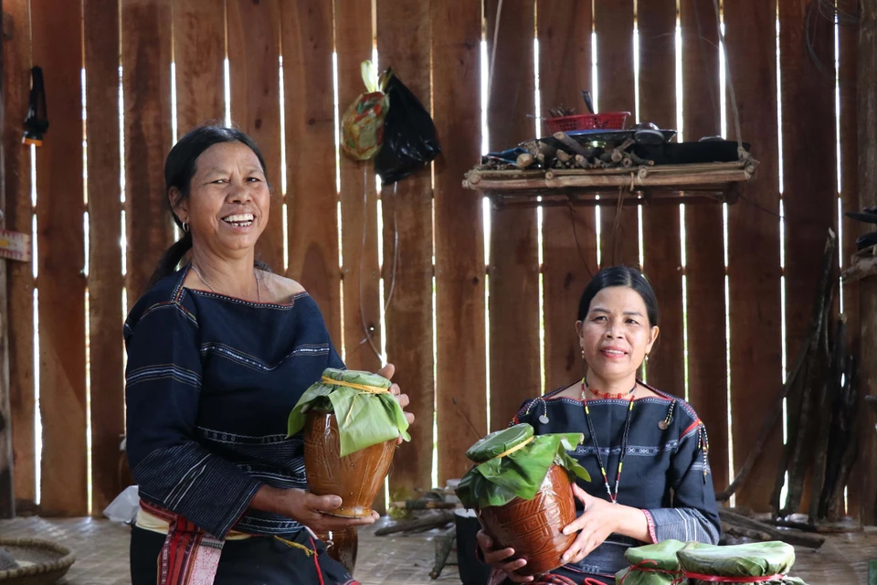 Rượu ghè, thức uống không thể thiếu trong các mùa lễ hội của người dân tộc thiểu số Tây Nguyên. (Ảnh: Hồng Điệp/TTXVN)