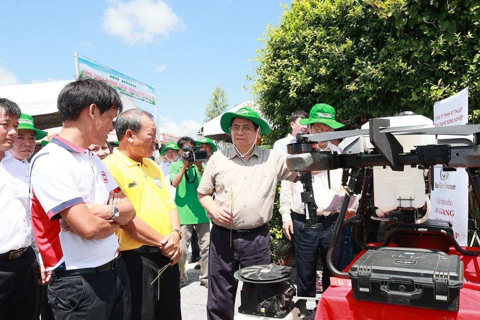 Hình ảnh Thủ tướng Phạm Minh Chính khảo sát mô hình nông nghiệp công nghệ cao, sản xuất lúa của Hợp tác xã Dịch vụ Nông nghiệp Thắng Lợi. (Ảnh: Dương Giang/TTXVN)