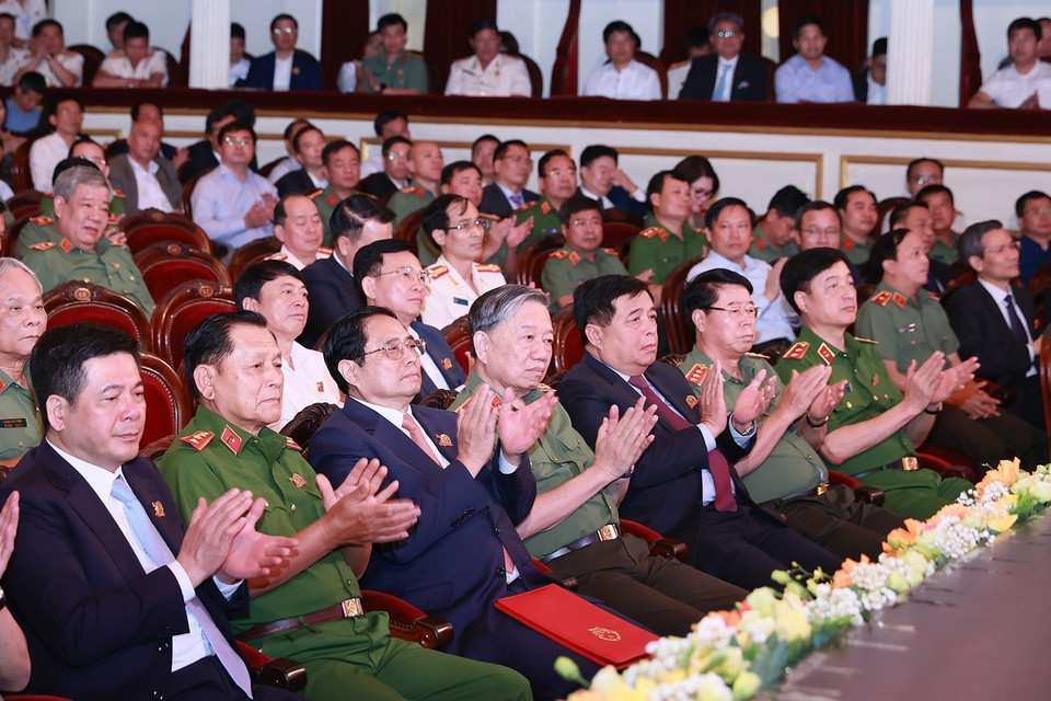 Thủ tướng Phạm Minh Chính và các đại biểu dự Lễ kỷ niệm 70 năm Ngày truyền thống lực lượng An ninh Kinh tế. (Ảnh: Dương Giang/TTXVN)