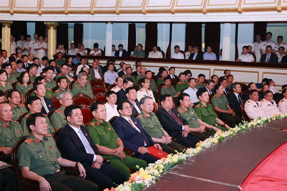 Thủ tướng Phạm Minh Chính và các đại biểu dự Lễ kỷ niệm 70 năm Ngày truyền thống lực lượng An ninh Kinh tế. (Ảnh: Dương Giang/TTXVN)