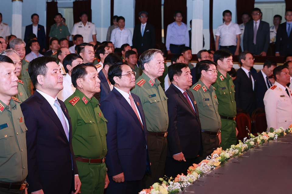 Thủ tướng Phạm Minh Chính và các đại biểu thực hiện nghi thức chào cờ tại lễ kỷ niệm 70 năm Ngày truyền thống lực lượng An ninh Kinh tế. (Ảnh: Dương Giang/TTXVN)