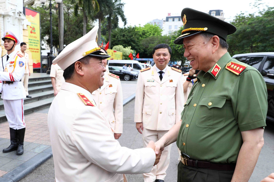 Trung tướng Nguyễn Đình Thuận, Cục trưởng Cục An ninh kinh tế đón Đại tướng Tô Lâm, Uỷ viên Bộ Chính trị, Bộ trưởng Bộ Công an. (Ảnh: Phạm Kiên/TTXVN)