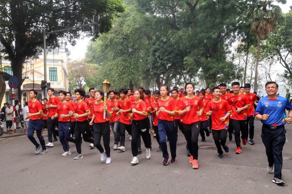 Đoàn rước đuốc qua phố Bà Triệu. (Ảnh: Tuấn Đức/TTXVN)