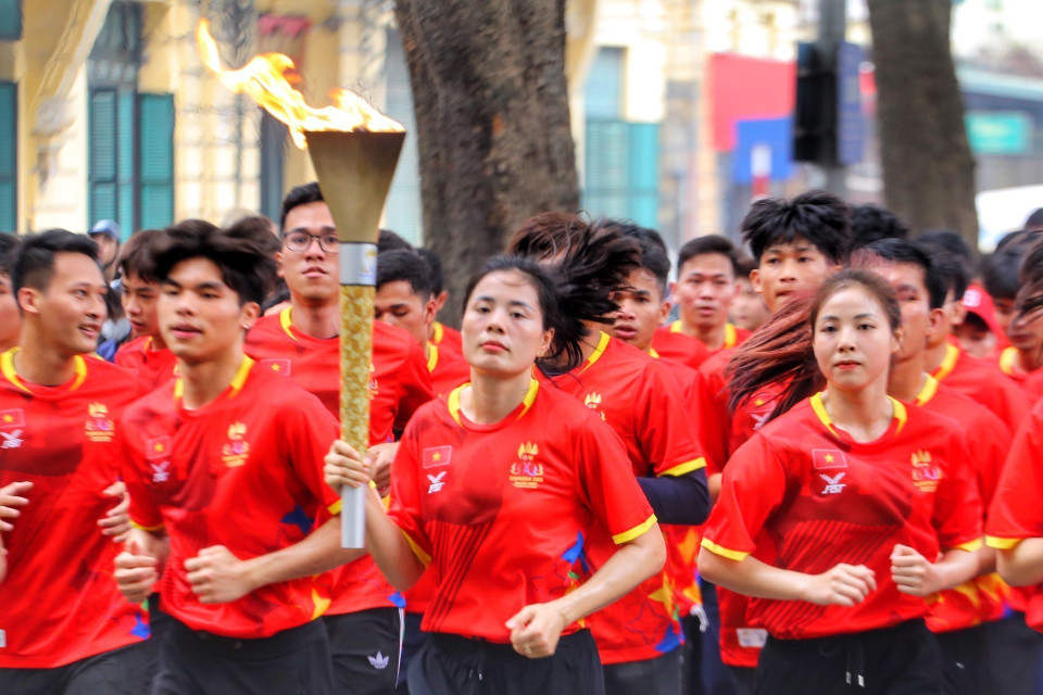 Vận động viên điền kinh Nguyễn Thị Huyền cùng các vận động viên tiêu biểu tham gia rước đuốc. (Ảnh: Tuấn Đức/TTXVN)
