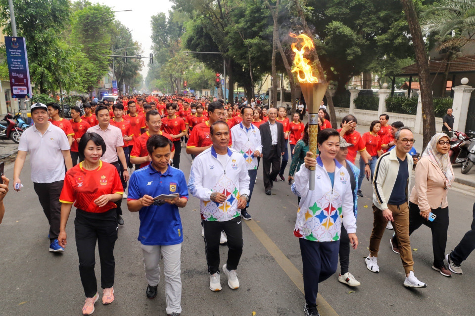 Đoàn rước đuốc qua phố Quang Trung. (Ảnh: Tuấn Đức/TTXVN)