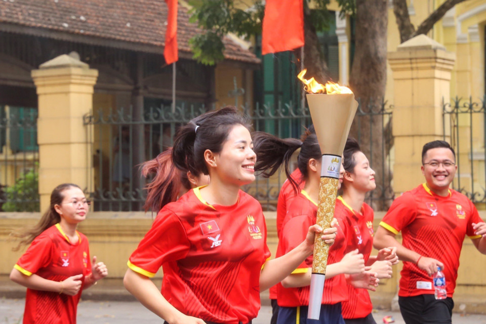 Vận động viên điền kinh Nguyễn Thị Huyền cùng các vận động viên tiêu biểu tham gia rước đuốc. (Ảnh: Tuấn Đức/TTXVN)