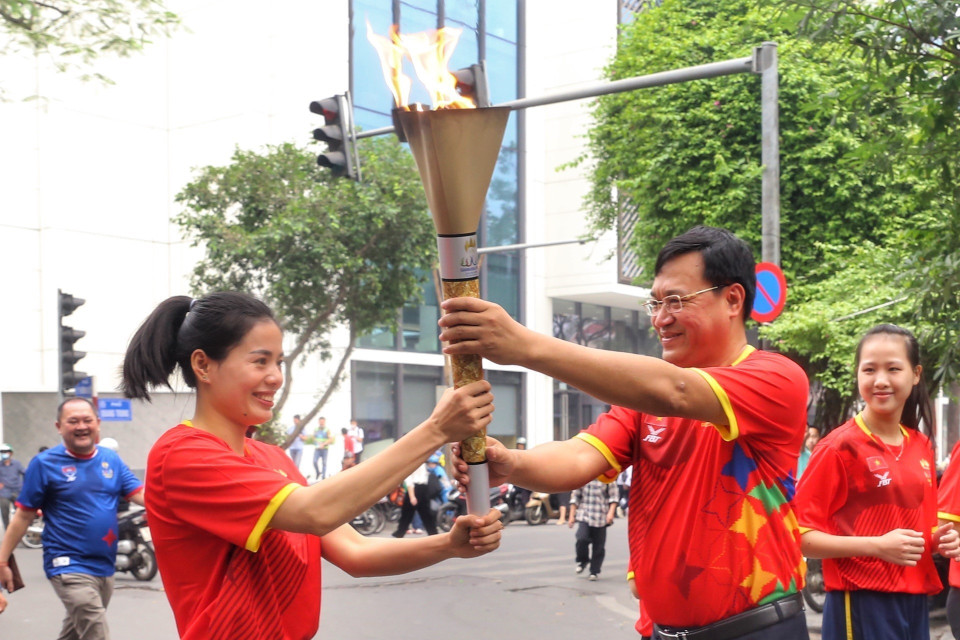 Trao đuốc cho vận động viên Nguyễn Thị Huyền (Điền kinh). (Ảnh: Tuấn Đức/TTXVN)