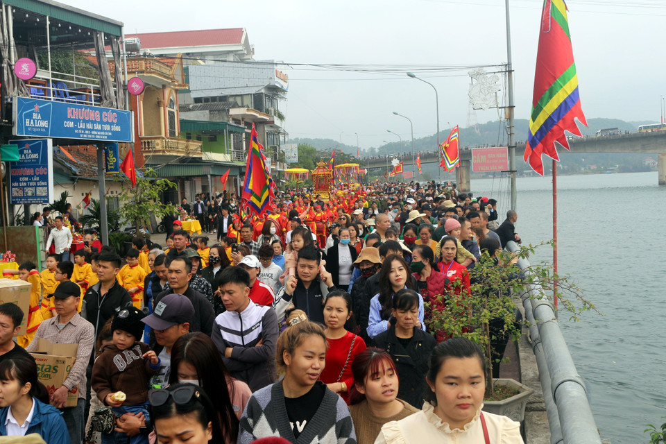 Lễ hội đền Cửa Ông được mở hàng năm vào ngày 3-4/2 và 3-4/8 (âm lịch), mang biểu tượng của tinh thần chiến đấu chống giặc ngoại xâm bảo vệ đất nước, biểu tượng đó được thể hiện bằng sự tôn vinh nhân vật lịch sử, người anh hùng dân tộc thời nhà Trần. (Ảnh: Thanh Vân/TTXVN)
