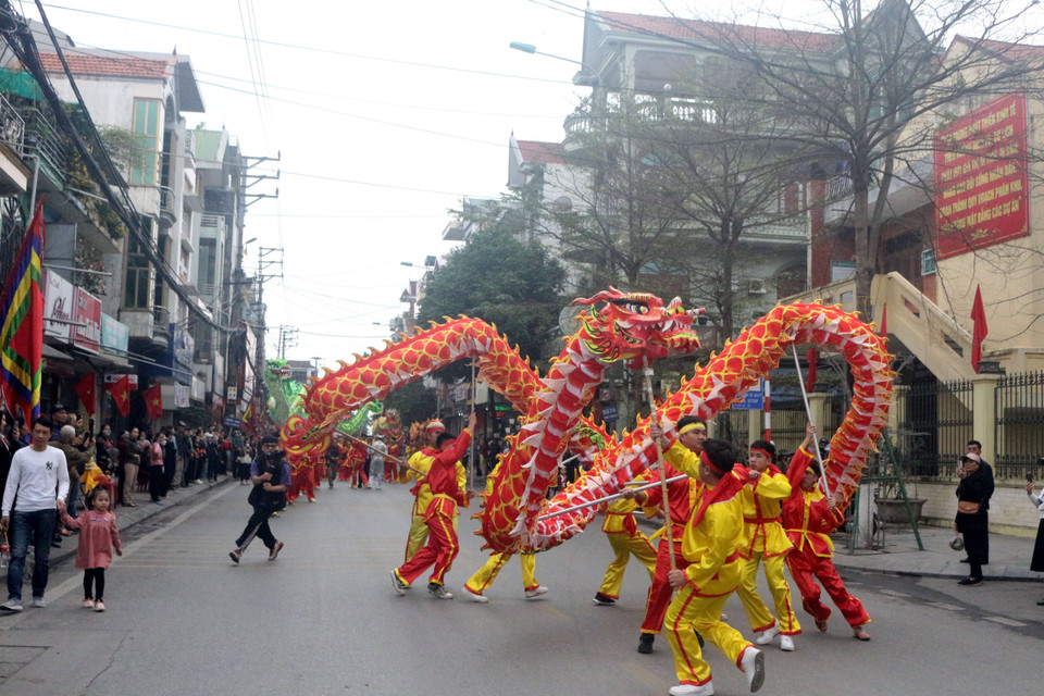 Các đoàn múa rồng tại lễ khai hội đền Cửa Ông. (Ảnh: Thanh Vân/TTXVN)