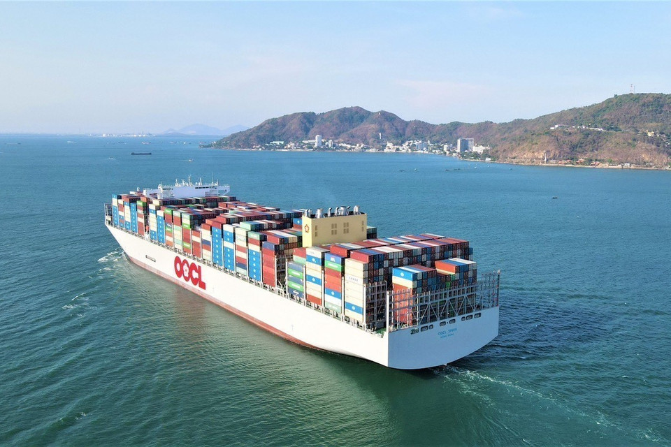 Siêu tàu container M/V OOCL SPAIN hành trình từ phao số 0 vào cảng Gemalink (cụm cảng Cái Mép-Thị Vải, thị xã Phú Mỹ, tỉnh Bà Rịa-Vũng Tàu). (Ảnh: TTXVN phát)