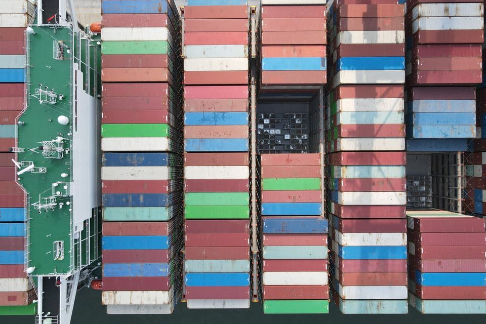 Các container hàng hóa trên siêu tàu container M/V OOCL SPAIN. (Ảnh: Huỳnh Sơn/TTXVN)