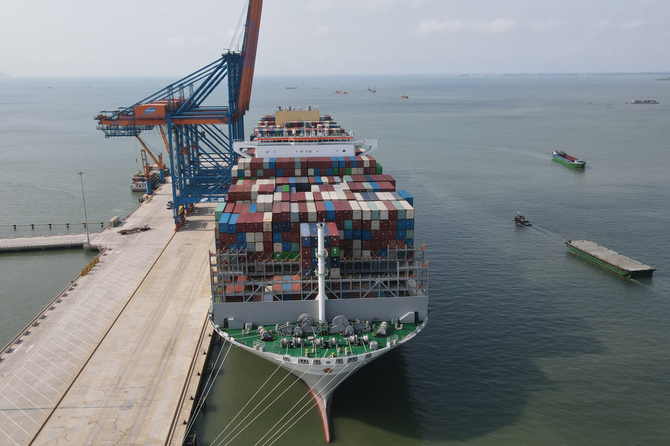 Siêu tàu container M/V OOCL SPAIN là một trong những siêu tàu lớn nhất thế giới và tàu container lớn nhất từ trước đến nay cập hệ thống cảng Việt Nam. (Ảnh: Huỳnh Sơn/TTXVN)