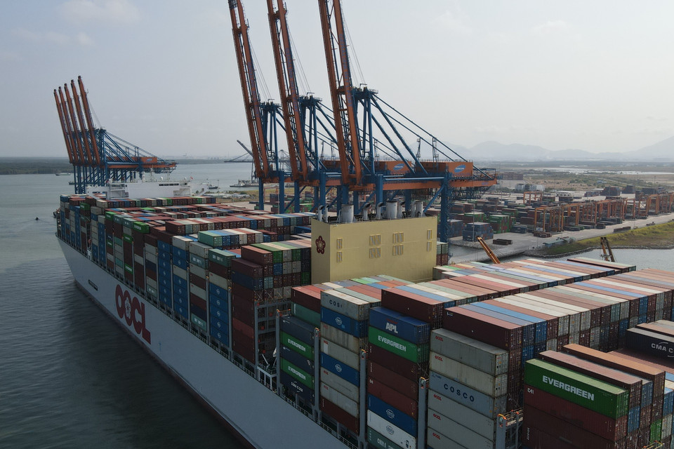 Các container hàng hóa trên siêu tàu container M/V OOCL SPAIN. (Ảnh: Huỳnh Sơn/TTXVN)