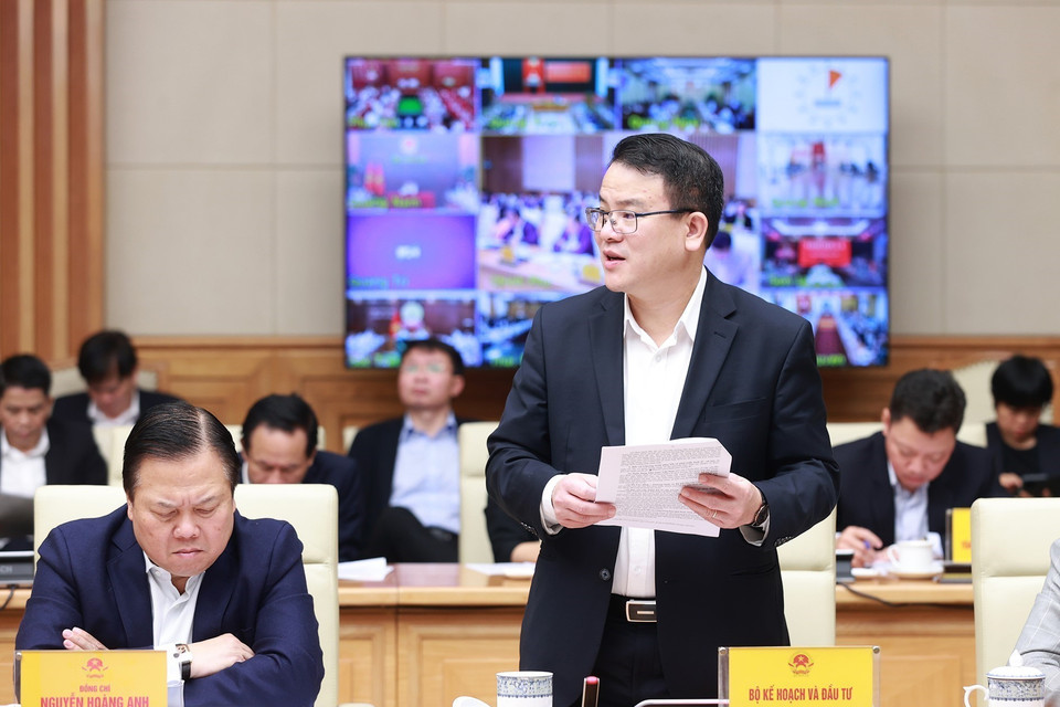 Thứ trưởng Bộ Kế hoạch và Đầu tư Trần Quốc Phương báo cáo tình hình triển khai giải ngân vốn đầu tư công năm 2023. (Ảnh: Dương Giang/TTXVN)