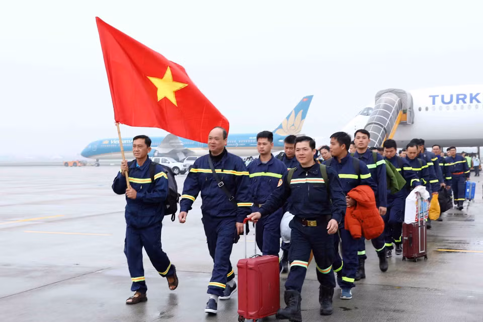 Đội tìm kiếm cứu nạn và cứu hộ Bộ Công an hoàn thành nhiệm vụ tại Thổ Nhĩ Kỳ, về đến sân bay quốc tế Nội Bài. (Ảnh: Phạm Kiên/TTXVN)