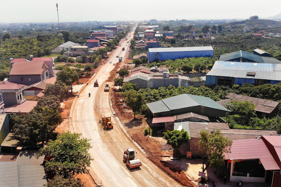 Thời gian thu hoach vải thiều bắt đầu từ 25/5 đến 30/7 (trong đó vải chính vụ từ 10/6 đến 30/7). Hiện các đơn vị thi công quốc lộ 31(tuyến đường huyết mạch tiêu thụ vải thiều) đang khắc phục khó khăn, tăng ca, phân làn... đẩy nhanh tiến độ thi công, phấn đấu thông xe toàn tuyến và thảm một lớp để phục vụ tiêu thụ nông sản trước ngày 30/6. (Ảnh: Danh Lam/TTXVN)