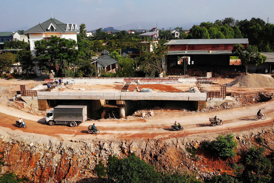 Gói thầu số 12, dài hơn 14km (đoạn xã Phượng Sơn-Hồng Giang, Lục Ngạn) là gói thầu ảnh hưởng nhất đến việc tiệu thụ vải thiều sẽ bàn giao trước ngày 10/6. (Ảnh: Danh Lam/TTXVN)