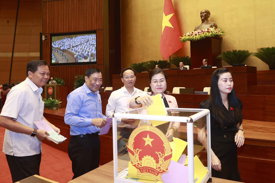 Đại biểu Quốc hội bỏ phiếu tín nhiệm. (Ảnh: Doãn Tấn/TTXVN)