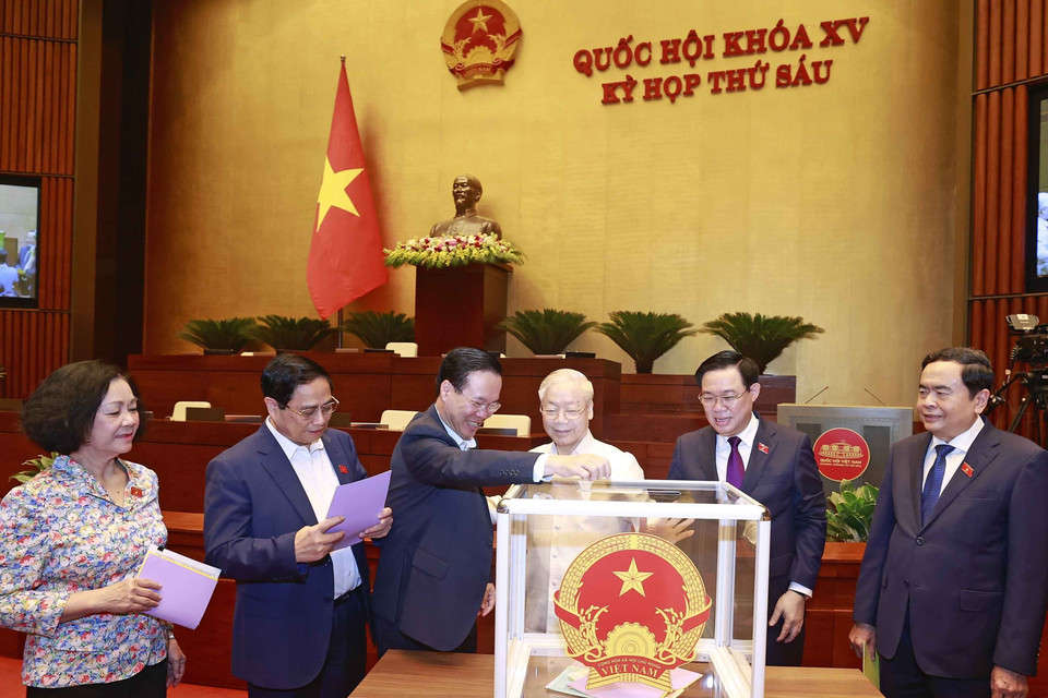 Tổng Bí thư Nguyễn Phú Trọng và các lãnh đạo Đảng, Nhà nước bỏ phiếu tín nhiệm. (Ảnh: Doãn Tấn/TTXVN)