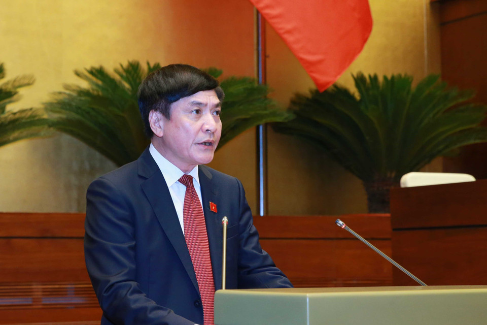 Tổng Thư ký Quốc hội-Chủ nhiệm Văn phòng Quốc hội Bùi Văn Cường trình bày dự thảo Nghị quyết. (Ảnh: Phương Hoa/TTXVN)